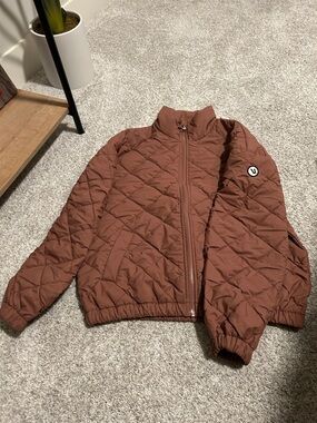 Vuori Quilted Puffer Jacket in Rust/Mauve